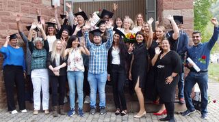 Die erfolgreichen Absolventen und -innen der dreijährigen Altenpflegeausbildung am Bildungszentrum für Pflegeberufe der Johanniter in Wertheim.