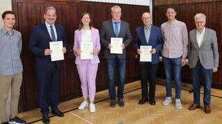 Über die Ehrungen freuen sich (von links) Behindertenvertreter Fabian Bayer, Bürgermeister Ottmar Dürr, Bürgermeisterin Heidrun Beck, Bürgermeisterstellvertreter Michael Schinnagel, der ehemalige Vorsitzende Helmut Schwarz, Vorsitzender Bürgermeister Benjamin Czernin sowie der zweite Vorsitzende Jörg Hasenbusch.