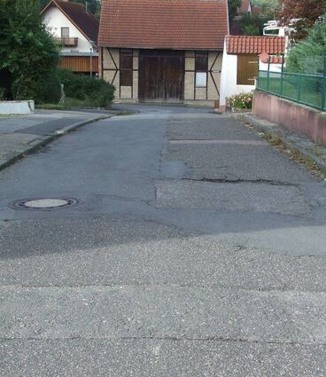 Blick nach Südwesten: Hier endet der anstehende Ausbau der Rommelstraße im dritten Bauabschnitt.