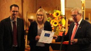 Strahlende Gesichter bei der Übergabe der Leader-Plakette.