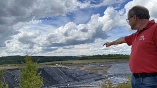 AWN-Pressesprecher Martin Hahn zeigt den aktuellen Verfüllabschnitt auf der Deponie Sansenhecken. Dort wird mineralisches Material eingelagert.