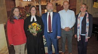 Als neue Pfarrerin auf der Pfarrstelle Weikersheim II begrüßt wurde Barbara Weißenstein (Zweite von links). Unser Bild zeigt sie zusammen mit (von links) Tochter Susanne Weißenstein, Ehemann Pfarrer Johannes Weißenstein sowie Rolf Reckels vom katholischen und Annegret Hein vom evangelischen Kirchengemeinderat.