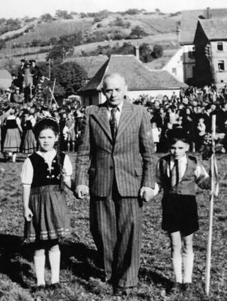 Helga Wollinger 1948 mit dem Begründer der Tradition, Buchdrucker Richard Knenlein, rechts dessen Sohn Günter.