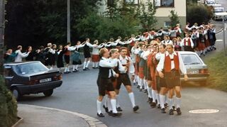 Der Zug hinaus „zu’s Wollingers“ an den Schöntaler Berg gehörte für Generationen von Winzertänzern dazu. Autofahrer hatten ihre liebe Mühe, denn die Feiernden blockierten mit allerhand Schabernack die Straße zur Niederstettener Innenstadt.