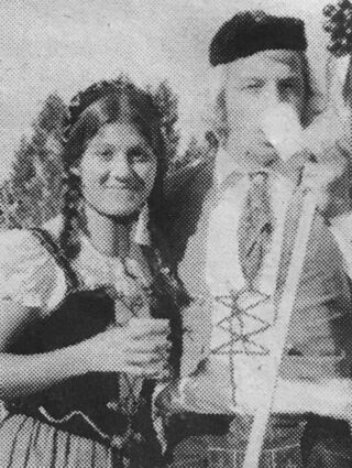 Kurze Röcke: Irene Metzger, Mutter der heutigen Kostümkammer-Obfrau Britta Scheidel, auf einem alten Zeitungsfoto.