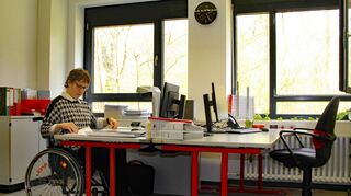 Patricia Rothengaß bei der Sichtung von Archivmaterial an ihrem Arbeitsplatz bei der Würth Industrie Service.