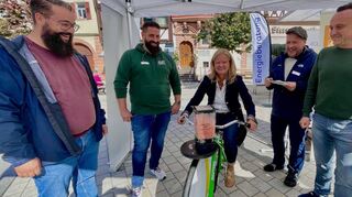 Bürgermeisterin Anette Schmidt erstrampelte sich im Beisein der Energiespar-Experten der „Cleverländ“-Kampagne einen Smoothie.
