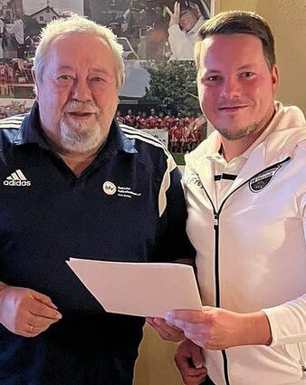 Die Spielerehrennadel in Bronze erhielt Jannik Frey.