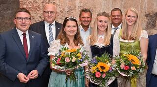 Der Vorstand des Tourismusverbands „Liebliches Taubertal“ mit den Taubertäler Weinhoheiten (von links): Vorsitzender Landrat Christoph Schauder, Oberbürgermeister Udo Glatthaar, die Taubertäler Weinprinzessin Mareike Fries, Bürgermeister Wolfgang Stein, die Taubertäler Weinkönigin Christina Wille, Geschäftsführer Sven Dell, die ehemalige Taubertäler Weinkönigin Michaela Wille und Dr. Markus Naser, Oberbürgermeister von Rothenburg ob der Tauber.