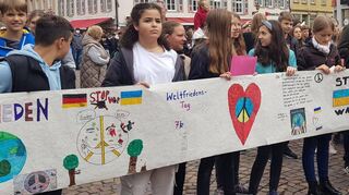 Auf Bannern forderten die Teilnehmer Frieden auf der Welt.