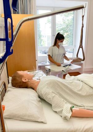 Eine Pflegekraft bei der Fehlersuche im Patientenzimmer.
