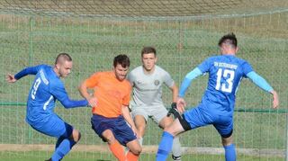 Michael Schnetz (am Ball) möchte nicht nur das Torjägerduell mit Philipp Maier gewinnen, sondern vor allem mit „seinem“ FC Donebach gegen Oberwittstadt II/Ballenberg.