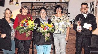 Im Rahmen der Mitgliederversammlung wurden Andrea Offner, Esther Dötter sowie Pfarrer Steffen Kolb verabschiedet. Unser Bild zeigt (von links) Maria Heim, Andrea Offner, Esther Dötter, Elisabeth Englert und Pfarrer Steffen Kolb.