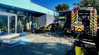 Mitten in den Sommerferien herrschte auf dem Schulhof angespannte Betriebsamkeit – rund 50 Kubikmeter Wasser waren ausgelaufen.