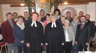 Seine feierliche Investitur als ständiger Pfarrer der Kirchengemeinde Finsterlohr-Schmerbach-Lichtel feierte in der Nikolauskirche Lichtel Tilman Staak. Unser Bild zeigt ihn zusammen mit Schuldekanin Charlotte Altenmüller und dem Besetzungsgremium aus Kirchengemeinderäten und Vertreter des Kirchenbezirks.