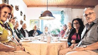 Touristen, die mit dem Kreuzfahrtschiff in Wertheim Station machen, besuchen einheimische Familien, um mehr über das hiesige Leben zu erfahren.