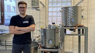 Florian König in seiner Braustube in der Schweigerner Markstraße. Im Hintergrund ist seine Brauanlage zu sehen.