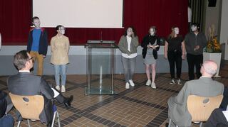 Der Geist aus 100 Jahren kaufmännischer Schule zieht noch heute durch die Räume des Beruflichen Schulzentrums. Nicht nur durch die Erinnerung an alle, die dort wirkten, sondern ganz real, wie die Theater AG der Schule beim Jubiläumsfest verdeutlichte.