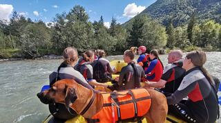 Mit dem Raft ging es für die DLRG-Nachwuchskräfte zur Übung auf die Isar.
