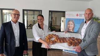 Eberhard Dörr (links) und Tim Elsenberg übergaben symbolisch den „Schlüssel“ für die solitäre Kurzzeit- und Tagespflegeeinrich-tung des DRK-Kreisverbands auf dem Reinhardshof an Geschäftsführerin Manuela Grau.