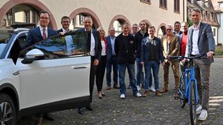 Über den Vertragsschluss zur Einrichtung der neuen Mobilitätszentrale freuten sich (von links) Erster Landesbeamter Florian Busch, Michael Berthold und Thomas Beier (Stadtwerke Wertheim), Ursula Mühleck (Landratsamt), Frank Hofmann (Stadt Wertheim), Florian Stemmer (Taxi Stemmer), Edgar Beuchert (Steg Wertheim), Kevin Winzenhöler (Taxi Stemmer), Florian Hügel (Ansmann), Thomas Schweizer (VRN), Jürgen Unterwandling (Ansmann), Thorsten Haas (VGMT) und Oberbürgermeister Markus Herrera Torrez (Wertheim).