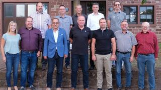 Die Firma Steiff hat langjährige Mitarbeiter geehrt und verabschiedet. Unser Bild zeigt (vorne von links) Stephanie Meixner, Christian Meixner, Bürgermeister Roland Burger, Christoph Walter, Waldemar Mielke, Ronald Eck, Meinrad Weckbach sowie (hinten von links) Martin Neubauer, Wolfgang Meixner, Dieter Steiff, Marko Volk, Fredy Hollschuh.