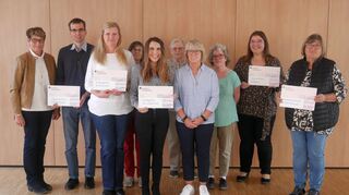 Insgesamt 6600 Euro spendete die kfd Hardheim aufgrund der Auflösung des Vereins an verschiedene Institutionen, darunter den Verein zur Renovierung des Erftaldoms und die beiden Hardheimer Kindergärten.