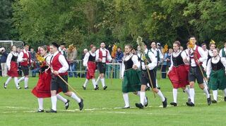 Neben dem großen Umzug ist der Winzertanz der 44 Tanzpaare das Highlight des Niederstettener Herbstfestes. Auch am Sonntagmittag säumten mehrere hundert Zuschauer das Sportplatzgelände am Festzelt und wollten sich dieses einmalige tänzerische Spektakel nicht entgehen lassen.
