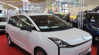 mid Groß-Gerau - Elektro-Taxi NAT der FAW Group mit Schiebetür - nur auf der rechten Seite.