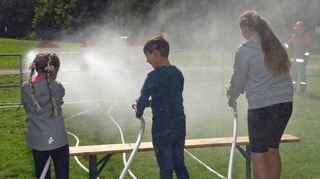 Eine Riesengaudi: die Wasserspiele bei der Feuerwehr.