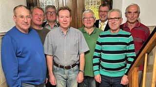 Im Bild links der neue Vorstand des Männergesangvereins Archshofen (von rechts): Kurt Walter (Beisitzer), Werner Hörber (ausscheidender Kassier), Andreas Jöchner (Vorsitzender), Gerold Freund (neuer Kassier), Gerold Schmitt (Schriftführer) Friedemann Freund (stellvertretender Vorsitzender), Peter Benz (Beisitzer), Dieter Krank (Beisitzer). Im Bild rechts die Ehrungen: (von rechts) Günter Krieger (Vertreter des Hohenloher Sängergaus), Gerhard Guntz (50 Jahre aktives Singen), Eugen Schmitt (70 Jahre aktives Singen) und Andreas Jöchner.
