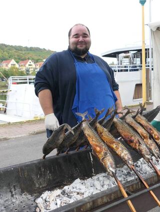 Steckerlfisch ist erstmals im Angebot. Es gibt ihn direkt am Main.
