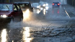 Wenn das Wasser nicht abfließen kann, kommt es auf der Straße zu Aquaplaning.