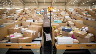 Pakete stapeln sich in einem Paketzentrum von Deutsche Post und DHL.