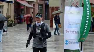 168 Läufer nahmen am achten Ultralauf teil. Auf der Strecke gab es vier Checkpoints – unter anderem einen nach 70 Kilometern in Tauberbischofsheim (Bild oben).
