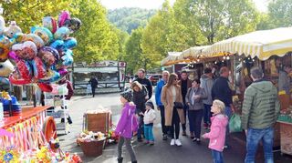Bummeln und Spaß haben: Die Besucher des Wertheimer Herbstvergnügens auf dem Mainplatz erwartet auch vom 6. bis 9. Oktober ein buntes Angebot.