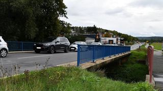 Die Grünbachbrücke der B 290 bei Gerlachsheim soll 2024 gegen eine neue ausgetauscht werden. Die Bauzeit wird rund ein Jahr dauern.