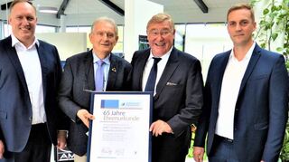 Die Ehrenurkunde der Handwerkskammer Heilbronn-Franken überreichte Kreishandwerksmeister und Innungsobermeister, Michael Szabo (Zweiter von links) an den bisherigen Firmenchef Ernst Eisenhauer (Zweiter von rechts) und die neuen Geschäftsführer Matthias Rudolf (links) und Mario Michel (rechts).