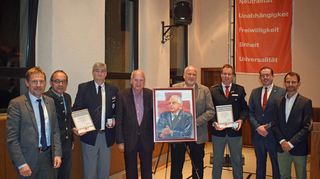 Gunther Kunz (Dritter von links) und Dominic Burger-Graseck (Dritter von rechts) wurden im Rahmen der Jahreshauptversammlung des DRK-Kreisverbands Buchen für ihr vielfältiges Mitwirken mit der Verdienstmedaille in Silber ausgezeichnet.
