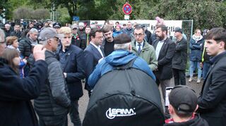 Mittendrin in einer Protestaktion von Landwirten vor der Halle: Landwirtschaftsminister Cem Özdemir zeigte sich sehr sachkundig und hoch engagiert.