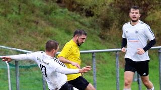 Die Spvgg. Hainstadt (weiße Trikots) warf alles rein und setzte sich gegen den TTSC Buchen mit 2:0 durch.