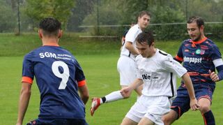 Umzingelt: Letztlich gab für den FC Creglingen (in Weiß) kein Durchkommen gegen den „A3“-Spitzenreiter Mulfingen/Hollenbach II. Die Fiedler-Truppe unterlag mit 2:4.