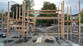 Den Eingang zum Erlebnisspielplatz markiert ein Römerkastell mit Klettermöglichkeiten und einer Rutsche. Davon sind bereits die Türme zu erkennen.