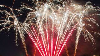 Das Feuerwerk über dem Main bildete am Montagabend einen Programmhöhepunkt des Wertheimer Herbstvergnügens.