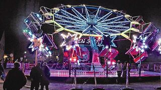 Für hübsche Farbspiele sorgte beim Wertheimer Herbstvergnügen das Fahrgeschäft „Golden Star“.