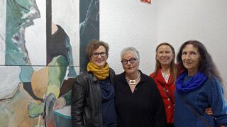 Tanja Krebs, Reingard Glass, Sonja Streng und Ursula Kensy (von links) haben zusammen mit dem dieses Jahr gestorbenen Thomas Achter die blaue Farbe thematisiert. Hier sind sie neben dem Bild „ich und du – wo bist du“ von Tanja Krebs zu sehen.