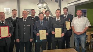 Im Rahmen der Jahreshauptversammlung der Freiwilligen Feuerwehr Hemsbach wurden verdiente Mitglieder befördert und ausgezeichnet.