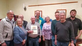 Bernhard Haas (Vierter von links) wurde bei der Jahreshauptversammlung des Obst- und Gartenbauvereins Höpfingen für 25-jährige Mitgliedschaft geehrt.