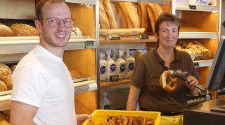 Bäckermeister Christian Bamberger bringt Nachschub hinter die Ladentheke.