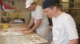 Elisabeth Lang und ihr Ehemann Martin stehen jeden Tag gemeinsam am Backtisch.